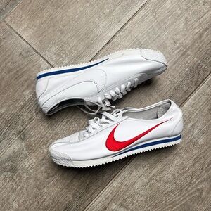 Nike Men's White and Red Sneakers with Blue Sole